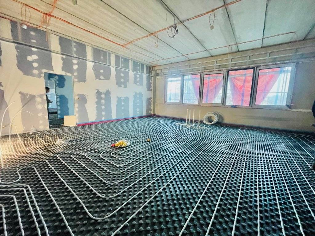 Stavební práce na základní škole během zimy výrazně pokročily, a to zejména v interiérech, postupně se ale rozbíhají i práce ve venkovních částech. V nástavbě jsou učebny připraveny na pokládku lina (marmolea), dokončují se poslední úpravy instalací a následně budou realizovány podhledy. V přístavbě se aktuálně pokládá podlahové vytápění a připravuje konstrukce pro podhledy. Postupně se instalují technologie vzduchotechniky a vytápění. V přízemí vznikají dvě nové třídy v prostoru bývalé jídelny. Prodloužené schodiště do 4. nadzemního podlaží je připraveno na pokládku dlažby a současně se buduje konstrukce výtahu. Ve venkovních částech probíhají přípravné práce na terase pro položení finálního povrchu. V průběhu března se již počítá s postupným vybavováním interiérů vybraných prostor.