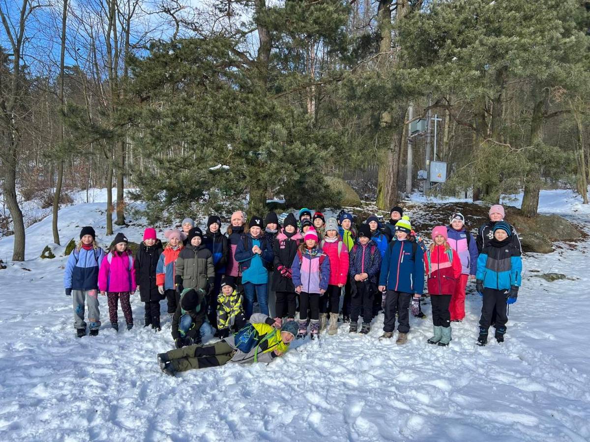 Žáci 1. stupně vyrazili v únoru lyžovat na Fajtův kopec ve Velkém Meziříčí.