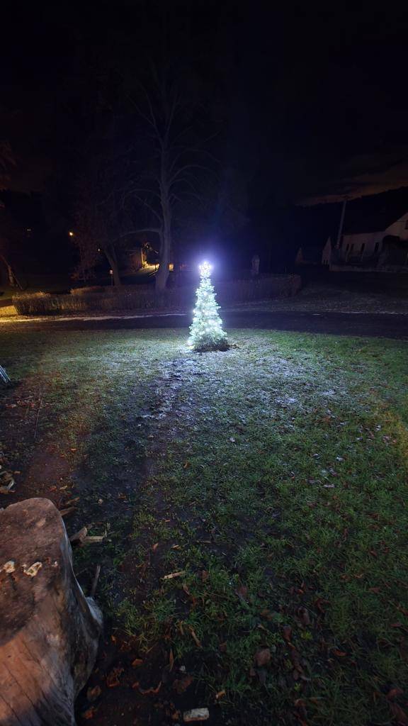 Slavnostní rozsvěcení ve Lhotě proběhlo o den dříve než v Mutějovicích a to 29. 11. 2025.