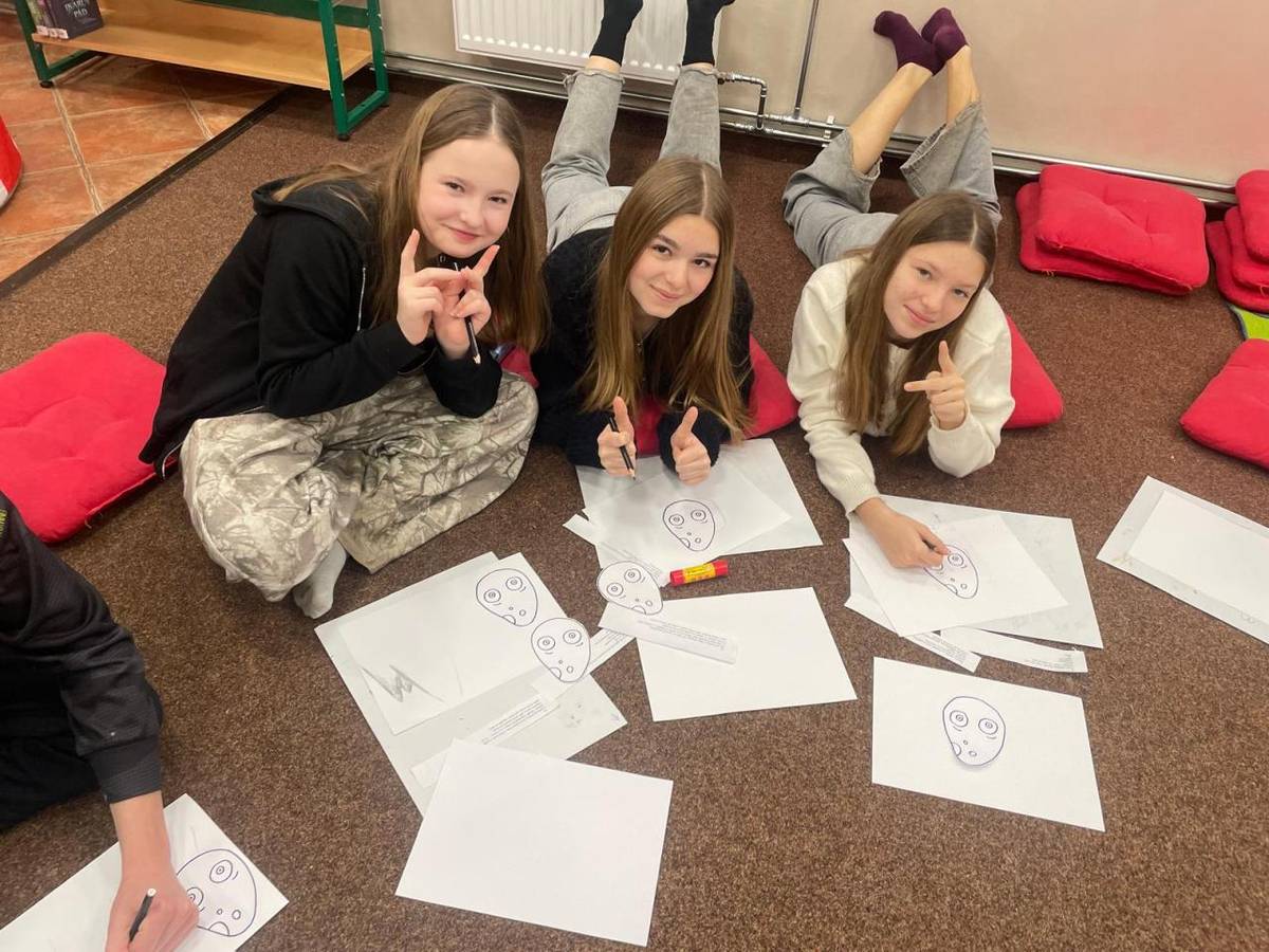 Žáci 8.A navštívili pobočku Městská knihovna Kadaň ????, kde se seznámili s tradičním japonským vyprávěcím uměním kamishibai.