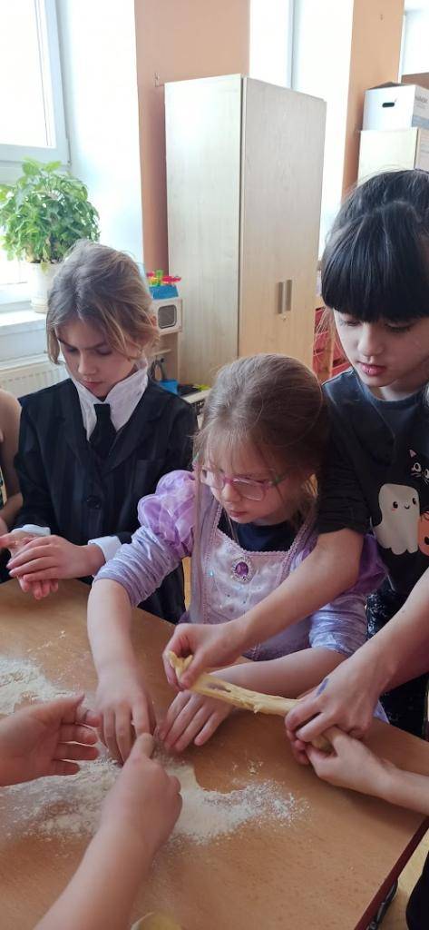 V netradiční hodině prvouky a přírodovědy jsme se seznámili s tradicemi Masopustu, mezi které patří smažení koblížků a karneval masek.