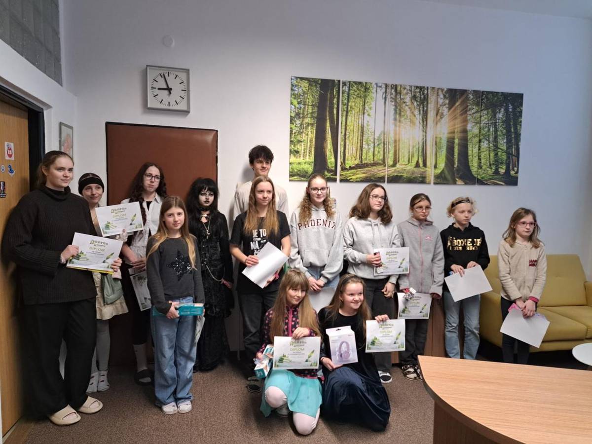 Ve čtvrtek před prázdninami proběhlo v ředitelně slavnostní setkání, při kterém byli oceněni nejlepší účastníci školní literární soutěže.