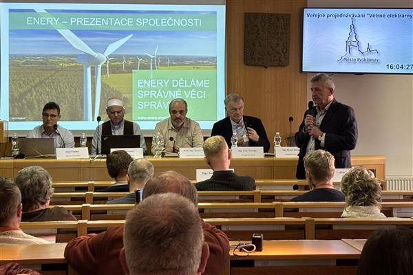Ve velkém zasedacím sále městského úřadu uskutečnilo veřejné projednání zaměřené na možnosti využití větrného potenciálu na území města. Setkání se zúčastnilo zhruba 150 lidí, což potvrdilo, že téma vzbuzuje mezi občany mimořádný zájem. Smyslem akce bylo nabídnout veřejnosti úplné, vyvážené a srozumitelné informace prostřednictvím odborných energetických expertů tak, aby si každý mohl odpovědně zvážit přínosy i možná rizika případného zapojení Pelhřimova do využívání větrné energie.