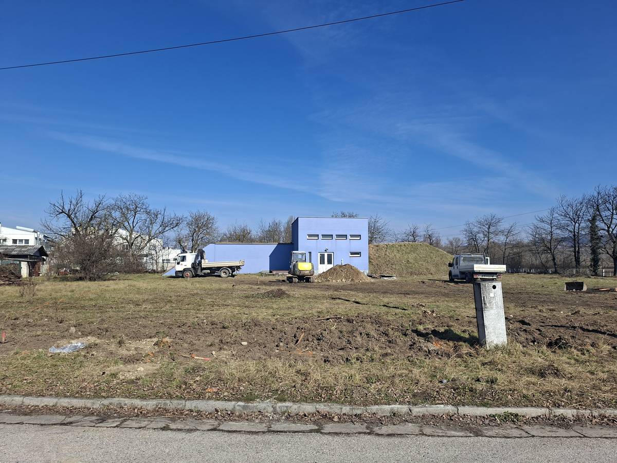 Práce na vodnom zdroji už idú do finále. Čoskoro bude všetko pripravené ku kolaudácii. To je ďalší krok k výstavbe vodovodu, kanalizácie a ČOV. starostka