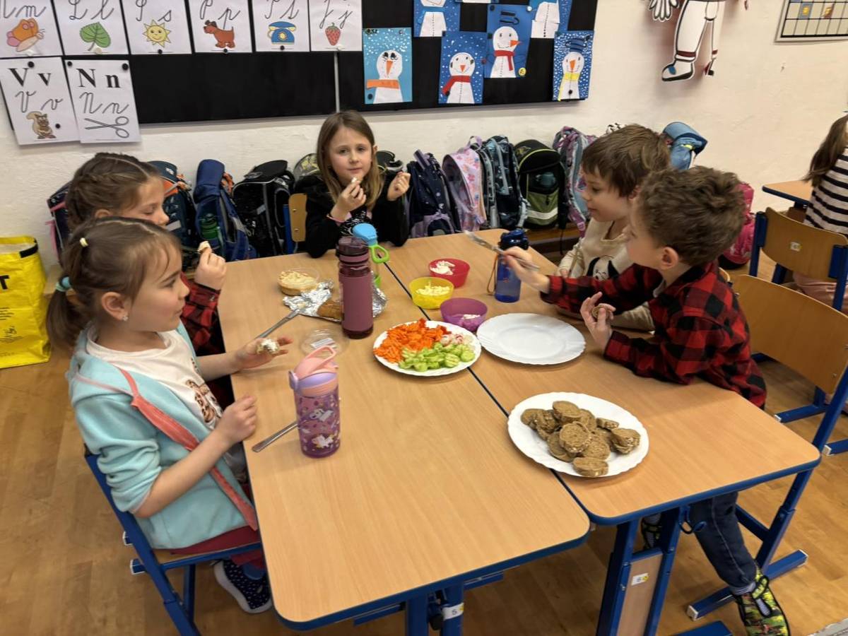 Své první vysvědčení oslavili prvňáčci společnou přípravou svačinky.