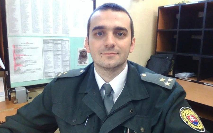 Juraj Pavlovič nie je len meno. Je to človek, ktorý celý život pomáhal iným. Držiteľ striebornej Jánskeho plakety. Darca krvi. Muž, ktorý spolu so svojou manželkou vyrastal v Trenčianskych Tepliciach. Muž, ktorý svojou ochotou zachránil niekoľko ľudských životov. Dnes je to však on, kto bojuje o ten svoj. Juraja ničí agresívny myelóm – zhubné nádorové ochorenie krvi. Choroba postupuje rýchlo a nekompromisne. Každý deň je dôležitý. Každá hodina rozhoduje. Jeho jedinou nádejou je moderná CA-T terapia v Česku – prelomová imunoterapia, pri ktorej sa geneticky upravené biele krvinky naučia rozpoznať a zničiť rakovinové bunky. Je to šanca. Reálna šanca na život. Cena tejto liečby je však 320 000 eur. Suma, ktorú si žiadna bežná rodina nedokáže dovoliť sama. Juraj sa nevzdáva. Bojuje. Chce žiť. Chce byť so svojou manželkou, so svojimi blízkymi. Chce mať ešte šancu na obyčajné dni, ktoré dnes preňho znamenajú všetko. Človek, ktorý zachraňoval druhých, dnes potrebuje pomoc nás všetkých. Prosíme, pomôžte Jurajovi získať jeho poslednú nádej na život. Každé euro, každé zdieľanie, každé povzbudenie má zmysel. Link na zbierku: https://donio.sk/pomoc-pre-juraja Ďakujeme z celého srdca každému, kto sa rozhodne podať pomocnú ruku.