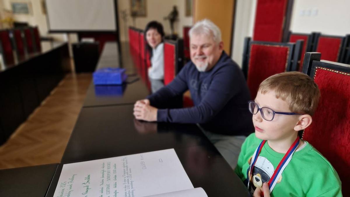 Oliver August Šastik, držiteľ slovenského rekordu v počte vlastnoručne postavených LEGO modelov, sa stretol s primátorom mesta Piešťany.