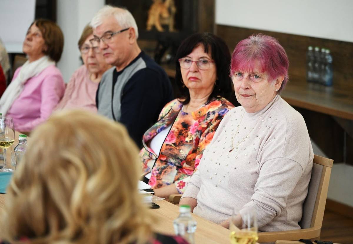 Primátorka mesta Trenčianske Teplice Zuzana Frajková Ďurmeková sa už tradične na začiatku roka stretla s predstaviteľmi spoločenských organizácií pôsobiacich v meste.  Pozvanie prijali zástupcovia Základnej organizácie Jednoty dôchodcov Slovenska, Miestneho odboru Matice slovenskej a Základnej organizácie Slovenského zväzu protifašistických bojovníkov Trenčianske Teplice. Pracovný obed bol príležitosťou na poďakovanie za spoluprácu v uplynulom roku, a zároveň na spoločnú diskusiu o plánoch a prioritách do budúcnosti. V priateľskej atmosfére zhodnotili účastníci najvýznamnejšie aktivity a podujatia, ktoré sa v meste uskutočnili v minulom roku. Diskutovalo sa o možnostiach ďalšej spolupráce medzi mestom a organizáciami, ako aj o rozvoji kultúrneho a spoločenského života v meste. Stretnutie potvrdilo význam vzájomnej komunikácie a partnerstva medzi samosprávou a spoločenskými organizáciami, ktoré zohrávajú dôležitú úlohu v živote mesta a jeho obyvateľov. Účastníci stretnutia mali možnosť vzhliadnuť premiéru nového dokumentárneho filmu o Zelenej žabe, ktorý bol vytvorený pri príležitosti 10. výročia znovuotvorenia tohto legendárneho kúpaliska. Samospráva Trenčianskych Teplíc pripravuje aj ďalšie dokumenty o zaujímavých osobnostiach, stavbách  a histórii nášho mesta, ktoré si môžete postupne pozrieť na webovej stránke mesta a vo vysielaní Televízie Trenčianske Teplice.