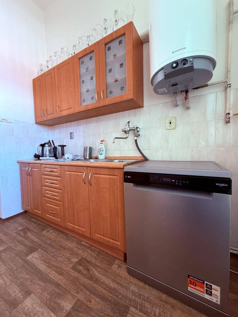 ✨ Novinky v naší obci – nová myčka v kuchyňce na sále✨    Jak jsme vás již informovali, naše obec se zapojila do společného projektu obcí Mikulovska s názvem „Předcházení vzniku odpadů v DSO Mikulovsko“.    V rámci tohoto projektu jsme pořídili i novou myčku do kuchyňky na sál.