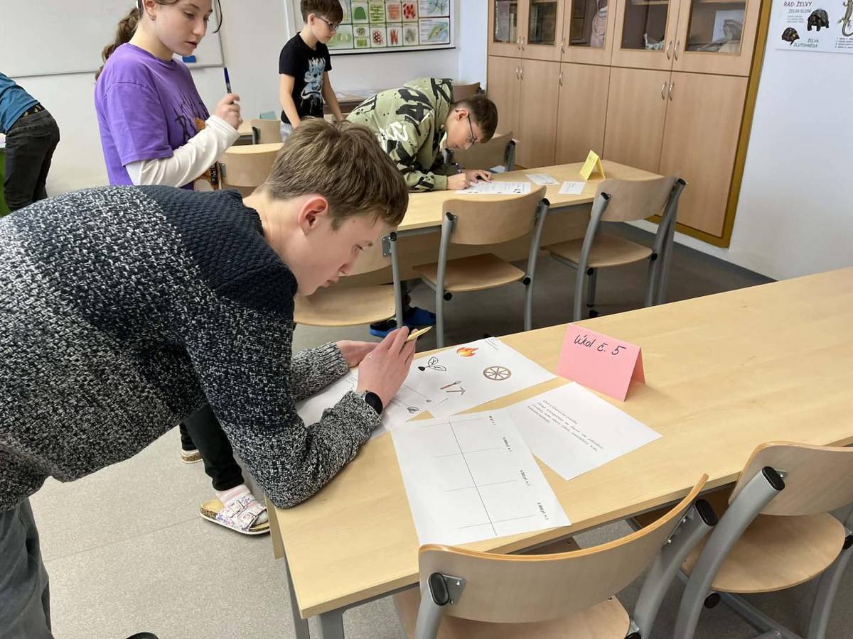 V únoru proběhla soutěž pro žáky 6. ročníku, během níž si zájemci o historii vyzkoušeli únikovou hru na téma pravěk.