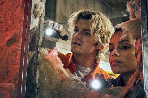 28.02.26 20.00  Teacake (Joe Keery) a Naomi (Georgina Campbell), dva mladí zaměstnanci firmy na samoskladování, která sídlí na místě bývalé americké vojenské základny, zažijí během noční směny nejdivočejší noc svého života, když ze spodního podlaží základny unikne parazitická houba, kterou tam před desítkami let uzavřela vláda.