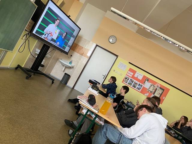 Ve středu 25. února proběhla v deváté třídě virtuální prohlídka Energetické výchovy se Skupinou ČEZ. Žáci se zde seznámili s energetickou náročností jednotlivých domácích spotřebičů.