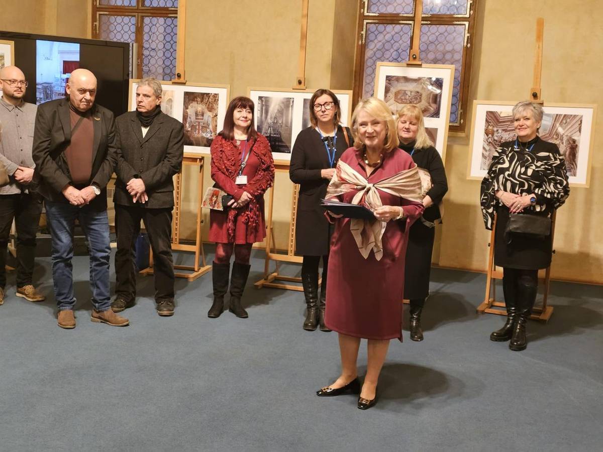 Na pozvání paní senátorky paní Seitlové se zúčastnil starosta obce Eduard Kavala vernisáže výstavy fotografií v Senátu.