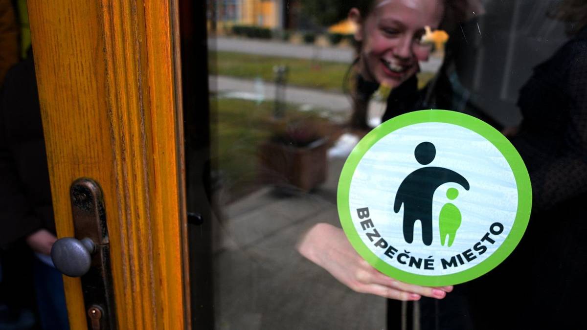 Ministerstvo práce, sociálnych vecí a rodiny v spolupráci s Ústredím práce, sociálnych vecí a rodiny a Prezídiom Policajného zboru predstavilo koncom minulého roka novú kampaň Bezpečné miesto. Je zameraná na podporu práv detí a ich možnosť obrátiť sa na inštitúcie so žiadosťou o pomoc. Heslom kapane je „Keď potrebuješ pomoc, si na správnom mieste“. Súčasťou kampane je aj exkurzia malých skupín detí do inštitúcií, ktorých sa kampaň týka. V Trenčianskych Tepliciach je to mestský úrad a mestská polícia, ktoré 20. februára 2026 navštívila skupina detí ZŠ A. Bagara s odborným sprievodom. Stretnutie sa konalo za účasti  primátorky mesta Trenčianske Teplice, príslušníkov MsP, zamestnancov mesta, koordinátorky ochrany detí pred násilím z Ústredia práce, sociálnych vecí a rodiny i rodinnej poradkyne. Primátorka mesta Zuzana Frajková Ďurneková ocenila túto iniciatívu, ktorá je zameraná na ochranu detí pred násilím a zdôraznila, že v prípade problému sa môžu deti obrátiť na mesto i mestskú políciu a požiadať o pomoc, prípadne sa zdôveriť so svojím problémom. Deti prostredníctvom vyplnených dotazníkov poskytli spätnú väzbu a vstupné dvere úradu označili plagátom a nálepkou „Bezpečné miesto“. Úlohou zúčastnených detí je povedať spolužiakom a rovesníkom o svojom zážitku a poskytovať im informácie, že môžu navštívené inštitúcie kedykoľvek požiadať o pomoc. Inšpiráciou a základom celej iniciatívy sú odporúčania z regiónov a identifikované bariéry, ktorým deti čelia pri uplatňovaní svojho práva samostatne sa obrátiť na inštitúcie. Táto iniciatíva preto zahŕňa nielen návštevy detí, ale aj vzdelávanie personálu inštitúcií na tému prijímania oznámení od detí a postupov pri ich ochrane.