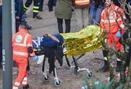 Záchranáři odvážejí zraněného po vykolejení tramvaje v Miláně