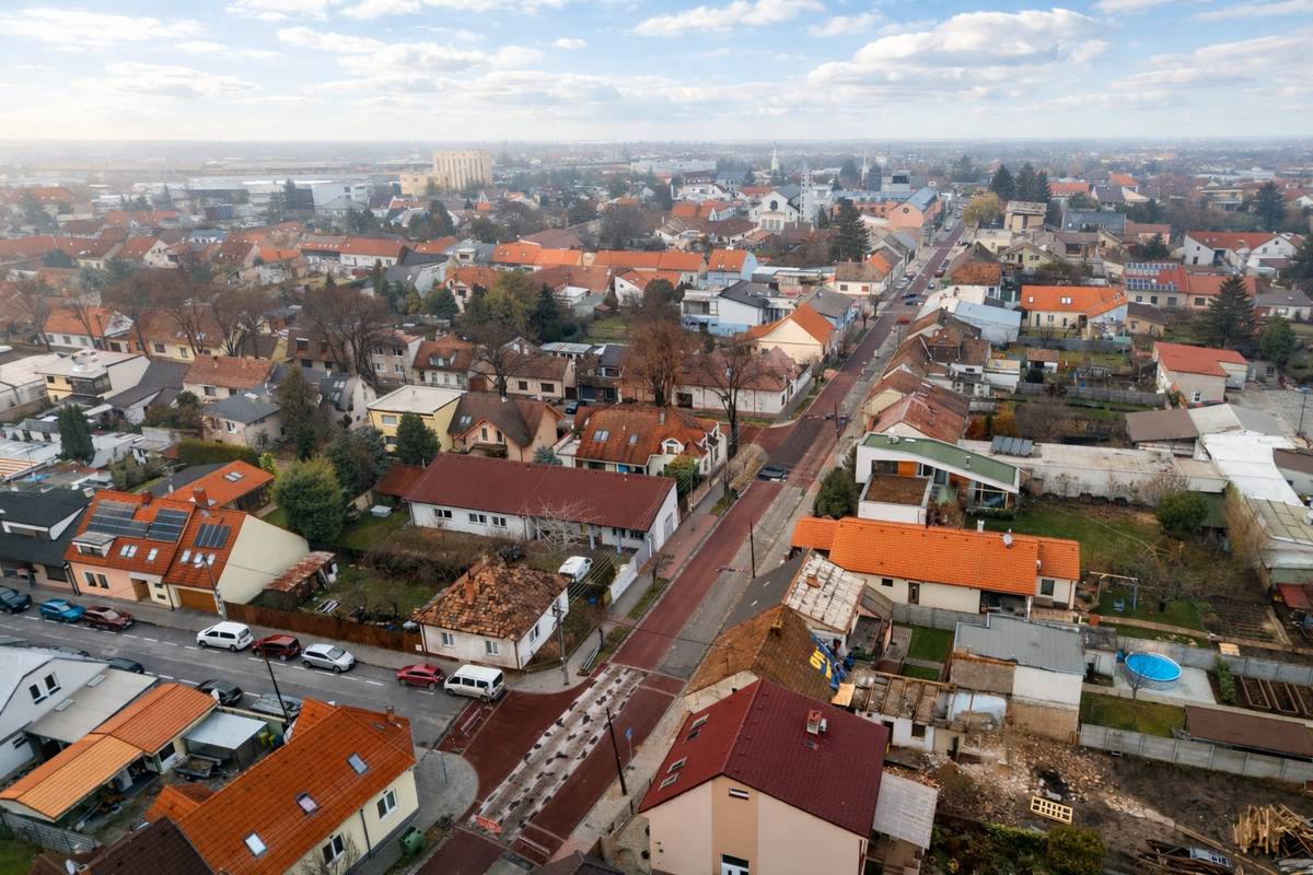 Od pondelka 2. marca 2026 budú na Tulipáne v úseku medzi 9. mája a Maxima Gorkého zjednosmernené ulice Markovičova, Mýtna a Orgovánová  a na Špíglsáli sa upraví smer jazdy na Mierovej ulici a na Ulici Cyrila a Metoda medzi Štefana Moyzesa a Mierovou.  Zároveň spúšťame v týchto lokalitách reguláciu parkovania - neplatenú parkovaciu zónu N. Parkovať sa bude dať len na vyznačených miestach. Od skorých ranných hodín bude na križovatke Orgovánová a 9. mája na poriadok dohliadať aj Mestská polícia. Prosíme o opatrnosť a rešpektovanie značenia. Ďakujeme za trpezlivosť. Viac informácií nájdete v tomto článku.