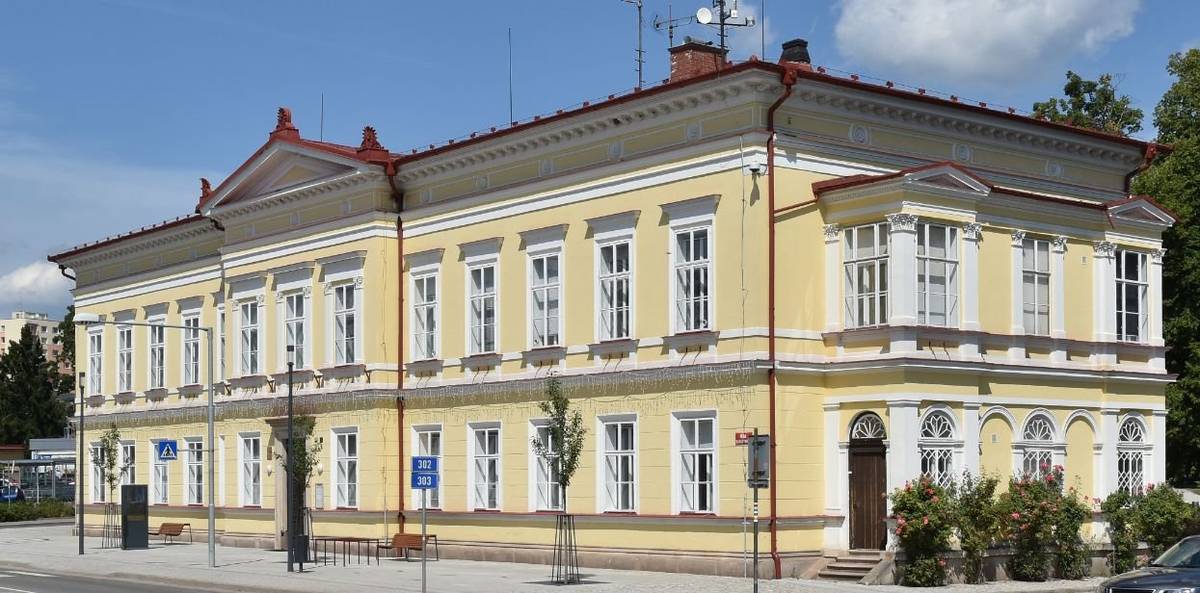 Vážení občané, oznamujeme tímto, že s ohledem na mimořádné provozní důvody upravujeme od pondělí 02.03.2026 úřední hodiny obecního živnostenského úřadu takto:   Pondělí a středa – 12:00 h – 17:00 h Úterý a čtvrtek – 09:30 h – 12:00 h.  Úprava platí do odvolání.  V neodkladných případech je možné se domluvit na tel. čísle 604 228 011. Děkujeme za pochopení. Ing. Eva Blažková, MPA, tajemnice Městského úřadu Broumov