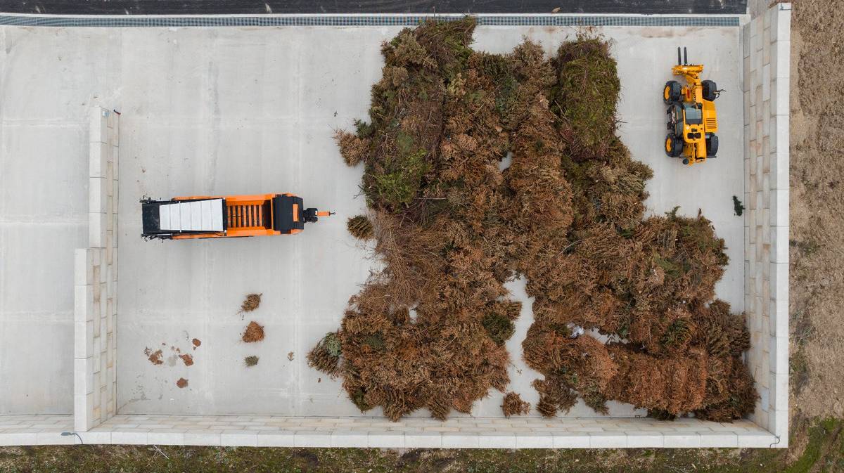 Máme dôvod na radosť! V roku 2025 sme v Trnave dosiahli vytriedenosť 52,04 %. Je to výsledok každodenných rozhodnutí doma, v práci aj na ulici. Vďaka tomu bude mestu zo zákona účtovaná nižšia suma za odpad ukladaný na skládku, čo sa môže v budúcnosti odraziť aj na poplatkoch za odpady, ktoré platia obyvatelia.    Navyše,Trnava má už dnes poplatok za odpady najnižší spomedzi krajských miest a tento výsledok nám pomáha udržať ho čo najnižšie. Ďakujeme, že v tom pokračujete spolu s nami.     A teraz prosba. V kontajneroch na BRKO (biologicky rozložiteľný komunálny odpad) stále končí priveľa plastov a nevhodného obsahu. To znamená ručné dotrieďovanie navyše a riziko, že kompost bude znečistený. Plasty sa nerozložia a do kompostu nepatria. Prosíme, pomôžte nám tým najjednoduchším pravidlom. Bioodpad nevhadzujte do kontajnera v plastových vreckách a nádobu vždy riadne uzatvorte. Do BRKO patria najmä šupky a zvyšky z ovocia a zeleniny káva a čaj a zelený odpad zo záhrady. Plasty, obaly, fólie, plienky či utierky sem nepatria.     Pre obyvateľov bytových domov je určený zber kuchynského odpadu - malé hnedé nádoby. Odpad z týchto nádob nekončí v kompostárni, ale v bioplynovej stanici, kde sa z neho vyrába elektrina a teplo. Vrecká na kuchynský bioodpad je možné zakúpiť si v klientskom centre mestského úradu na Trhovej 3 počas úradných hodín.     Od marca zlepšíme aj komfort zberu. BRKO budeme vyvážať každý druhý týždeň a kuchynský odpad dvakrát do týždňa, vždy v utorok a v piatok.   Triedime dobre, poďme teraz spoločne dotiahnuť aj čistotu bioodpadu.       Viac informácií nájdete v tomto článku.