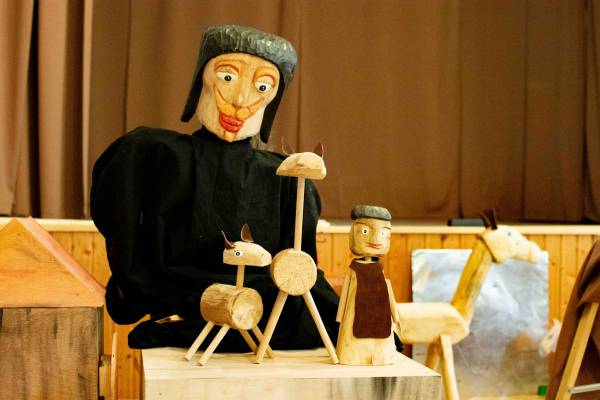 01.03.26 15.00  Pohádka o tom, jak malá jiskra stačí na to, aby se zažehl plamen, který zapálil celou Evropu. O tom, jak málo stačí, aby se rozhádali staří přátelé a o tom, že každá válka je vždycky špatně. Jan Hus stojí před koncilem, Zikmund se mu směje a hrstka věrných zakládá Tábor, místo, kde...