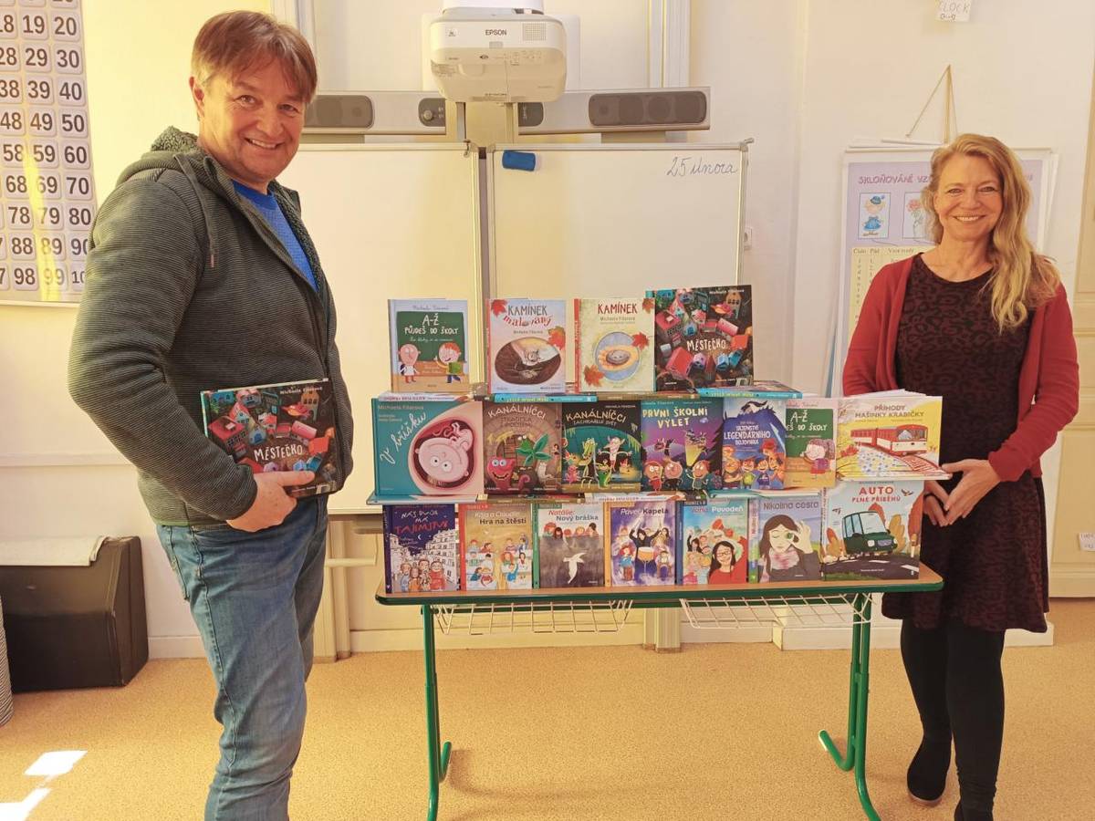 Zavítala k nám spisovatelka Michaela Fišarová, která dětem  představila svou knihu Městečko. Spolu se svým kolegou děti okamžitě vtáhli do příběhu – herecké čtení úryvku rozproudilo fantazii, vykouzlilo úsměvy a v sále bylo cítit napětí i zvědavost. Možná už teď se doma listuje stránkami Městečka.