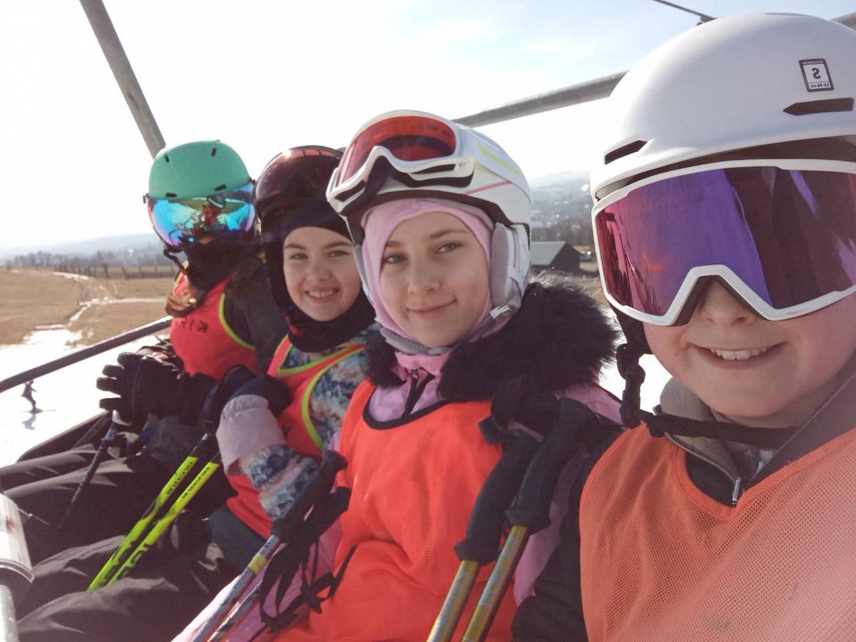 Dnes se vypravilo 34 žáků z naší školy na Kněžický vrch u Vrchlabí. Žáci si užili čtyři hodiny lyžování za krásného slunečného počasí. Sjezdovka byla ideální pro všechny úrovně lyžařských dovedností. Skvělá atmosféra a radost z pohybu na čerstvém vzduchu přispěly k nezapomenutelným zážitkům.