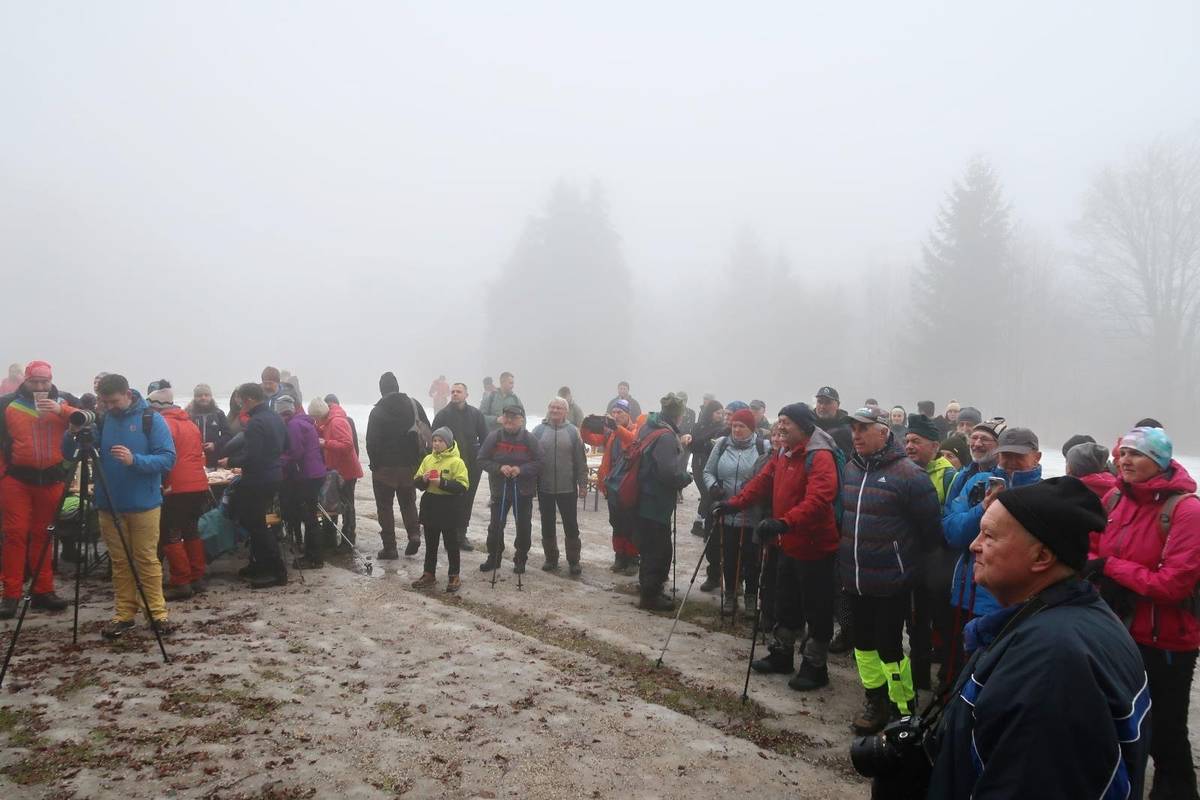 Začiatkom februára sa na Baske uskutočnil už 49. ročník tradičného zimného stretnutia turistov trenčianskeho regiónu. Toto podujatie sa dlhodobo radí medzi stabilné a obľúbené akcie regiónu a každoročne spája priaznivcov turistiky bez ohľadu na náročné podmienky. Snehová pokrývka a miestami zľadovatený povrch preverili fyzickú pripravenosť aj výstroj účastníkov, zároveň však dotvorili autentickú zimnú atmosféru. Slávnostné otvorenie zabezpečili predseda Regionálnej rady KST Trenčín Radoslav Nikodém a predseda KST Trenčianske Teplice Maroš Greguš. Medzi registrovanými nechýbali ani turisti z Bratislavy, Trnavy, Košíc či Oravy, čím podujatie opäť potvrdilo svoj nadregionálny charakter. Napriek menej priaznivému počasiu a zľadovatenému terénu vo vyšších polohách si stretnutie nenechalo ujsť 470 registrovaných účastníkov. Už dnes sa priaznivci zimnej turistiky môžu tešiť na jubilejný 50. ročník, ktorý sa uskutoční v roku 2027.