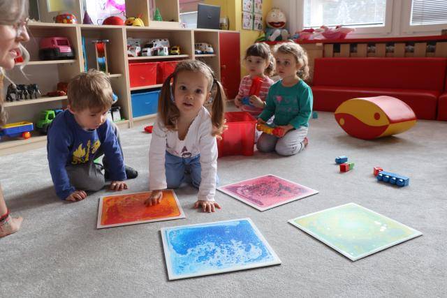 V Přerově dochází ke změnám v poplatcích za péči o nejmenší děti. „Od 1. dubna se snižují úplaty v Městských jeslích, kde poplatek za celodenní pobyt klesá o třetinu – ze stávajících 180 korun na 120 korun denně. Cena stravy se nemění a zůstává ve výši 50 korun za den,“ uvedl primátor Petr Vrána. Současně se prodlužuje provozní doba jeslí o půl hodiny, nově tedy do 16.30 hodin.                               Číst dál...