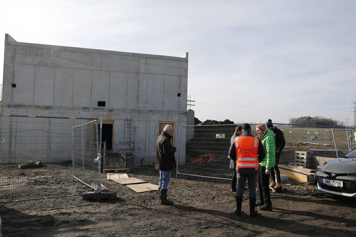 Ve čtvrtek 26. února na pozvání sdružení firem, které staví vodovodní přivaděč Zvole-Vrané, proběhla exkurze starostů z dobrovolné svazku v objektech vodojemů. Prohlídky se zúčastnil také zástupce budoucího provozovatele vodovodní infrastruktury.  U obou staveb byly dokončeny železobetonové skelety a začalo vybavování vnitřních prostor. Zástupce firmy SMP informoval o stavbě a zodpovídal dotazy přítomných. Pro přívodní potrubí jsou vytvářeny přesné prostupy železobetonovými stěnami. Impozantní jsou vnitřní prostory obou nádrží vodojemu Zvole. Každá nich pojme 1000 m³ vody. Do dvou nádrží vodojemu Březová-Oleško se vejde celkem 500 m³.  Stavba přivaděče postupuje přesně podle harmonogramu a pokud všechny zkoušky celého díla dopadnou dobře, už ke konci roku 2026 může proběhnout kolaudace. Od té chvíle bude všech pět obcí zásobováno z nových zdrojů. Pro obec Březová-Oleško je to velice důležitá zpráva, neboť tím bude splněna základní podmínka pro vybudování vodovodu a kanalizace. Stavební povolení na jejich realizaci nabyla právní moci a zastupitelstvo vyhlásilo výběrové řízení pro zhotovitele stavby.  Pokud se podaří získat dotaci od státu mohla by výstavba začít někdy po polovině roku 2027.