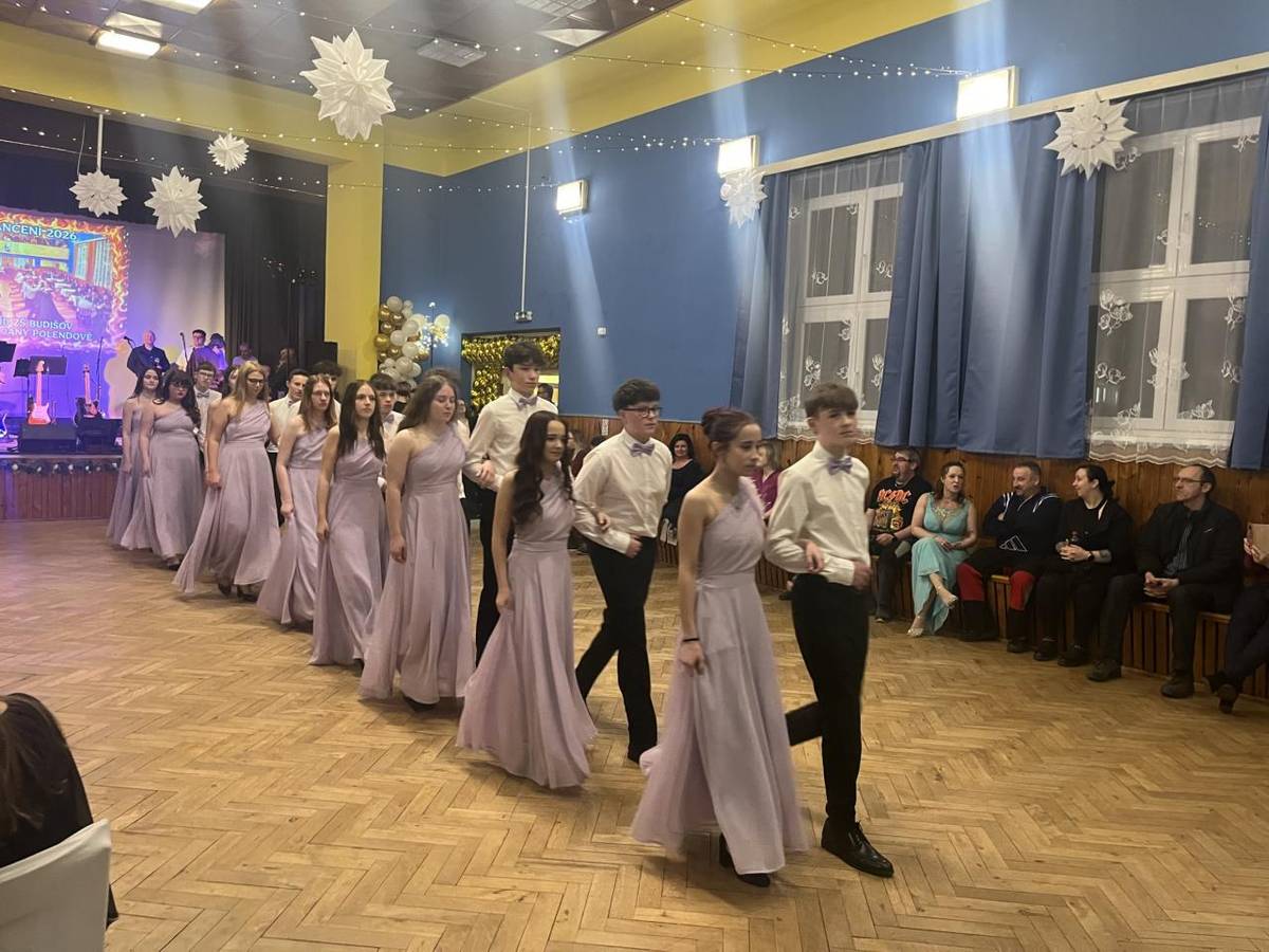 V sobotu 28. 2. 2026 završili žáci deváté třídy svou plesovou sezonu předtančením na plese v Pozďatíně.