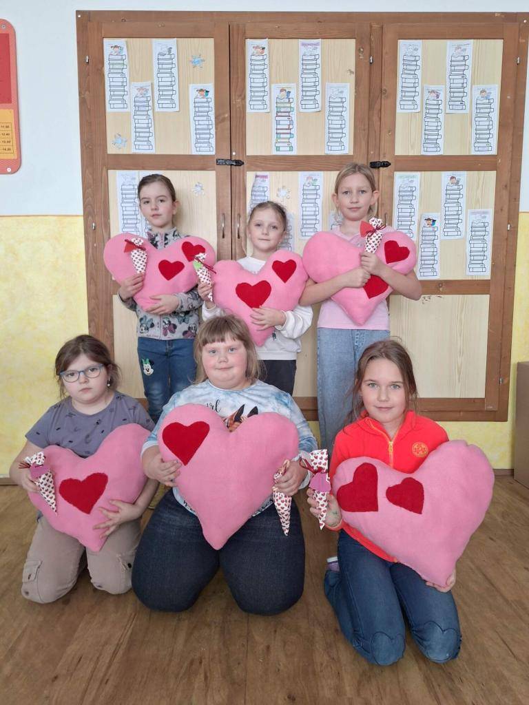 V únoru si děti v kroužku vyrobily valentýnský polštářek, namalovaly plechový obal na primulku a vytvořily krásný jarní věnec.