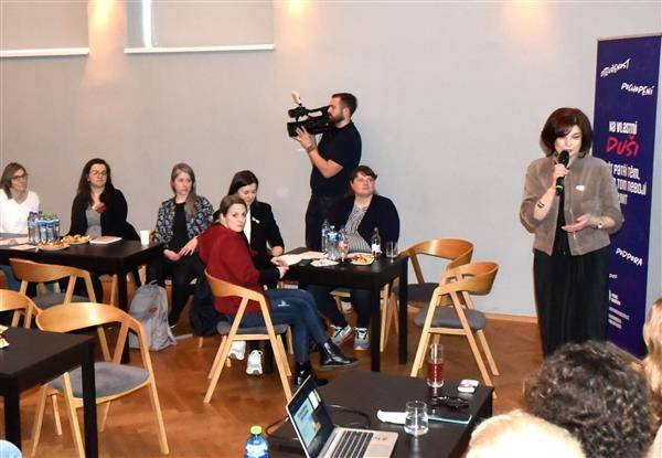 FOKUS Vysočina uspořádal na Malé scéně KD Máj setkání pro odborníky, představitele organizací a další aktéry z Pelhřimova. Cílem bylo představit nově vzniklé Centrum duševního zdraví Pelhřimov (CDZ), přiblížit jeho fungování a možnosti spolupráce napříč regionem. Akci zahájil místostarosta Karel Kratochvíl, který dlouhodobě podporuje rozvoj služeb duševního zdraví ve městě. Ve svém úvodním slovu zdůraznil, že město sledovalo vznik CDZ od prvních kroků: „Jsme rádi, že se tato služba podařila vytvořit. Když je člověku psychicky opravdu zle, nechce být zavřený v nemocnici. Centrum duševního zdraví nabízí cestu, jak lidem pomoci zůstat doma, mezi svými, v bezpečném prostředí.“