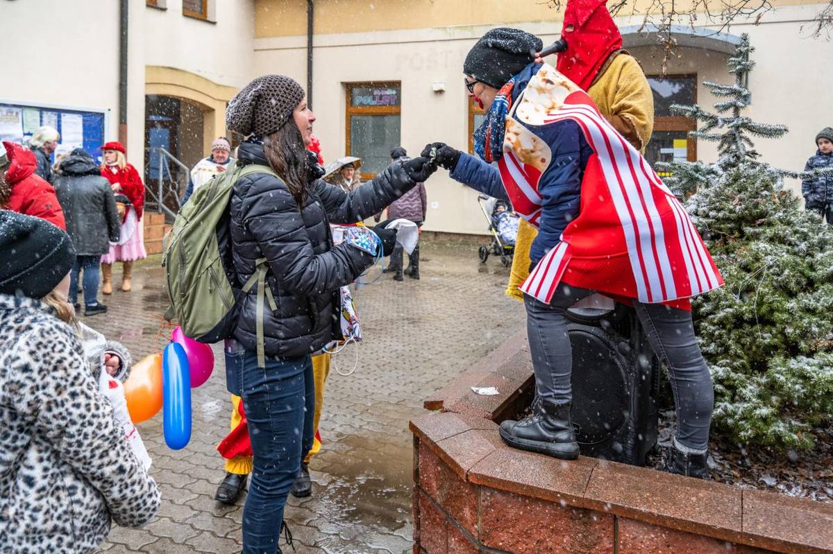Navzdory vytrvalému dešti se sněhem, který provázel téměř celé odpoledne, se v sobotu 14. února 2026 Milín opět ponořil do masopustního veselí.