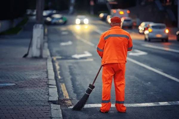 Čistenie mesta po zimnej údržbe v sezóne 2025/2026 bude prebiehať postupne v závislosti od poveternostných podmienok. Začína sa v 10. týždni ručným a hrubým mechanickým čistením chodníkov a miestnych komunikácií v CMZ a úseku Križovatka – ul. Dolná. Ďalej sa bude pokračovať v zmysle nasledovného harmonogramu: