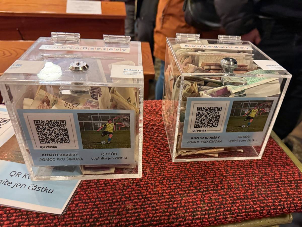 Přinášíme vám radostnou zprávu o úspěšném zakončení dobročinné sbírky na léčbu a rehabilitaci Šimona Veselského ve spolupráci s Kontem Bariéry. Sbírka proběhla 12. prosince 2025 na Koncertu dobré vůle s hudebním seskupením Bezvětří v  Halenkovickém kostele.    Výtěžek sbírky byl odevzdán 25. února 2026 místostarostou Jiřím Sudolským v Praze. Celková vybraná částka činí neuvěřitelných 121 816 Kč.    Dle slov zástupkyně Konta Bariéry paní účetní kasičku s tolika bankovkami v tak vysokých hodnotách snad nikdy neviděla!   Děkujeme všem, kteří se zapojili a přispěli. Vaše podpora přinese Šimonovi cennou pomoc při léčbě a rehabilitaci.    O dalších možnostech sbírky pro Šimona vás budeme včas informovat.