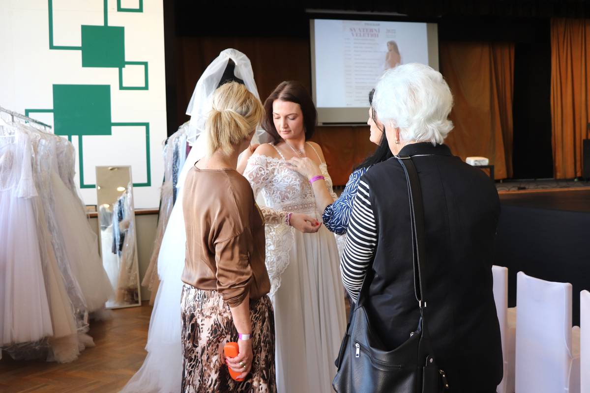 Premiéru svatebního veletrhu má Dům kultury města Orlové za sebou a v mnoha ohledech ji můžeme považovat za velmi vydařenou. Akci si nenechaly ujít zejména budoucí nevěsty doprovázené buď svými nastávajícími, anebo kamarádkami, sestrami či maminkami. Veletrh nabídl 25 originálních expozic a propojil budoucí novomanžele s kvali...
