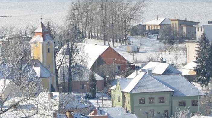 Městys Rokytnice nad Rokytnou zahájil prodej stavebních pozemků. Podrobné informace jsou k dispozici na oficiálních webových stránkách městyse www.rokytnicenadrokytnou.cz, nebo osobně v kanceláři městyse.