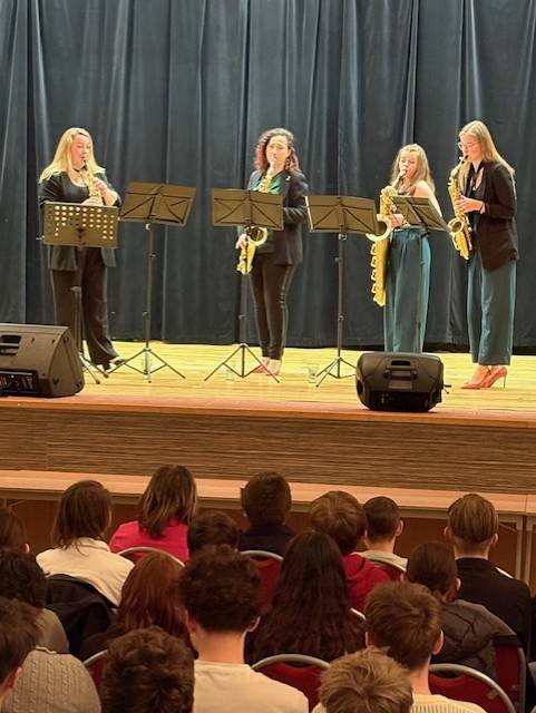 V pátek dne 27. února se ve Společenském domě Strašice uskutečnil výchovný koncert pro žáky obou stupňů naší školy. Tento nevšední kulturní zážitek proběhl v podání hudebního uskupení MIMOSA QUARTET.