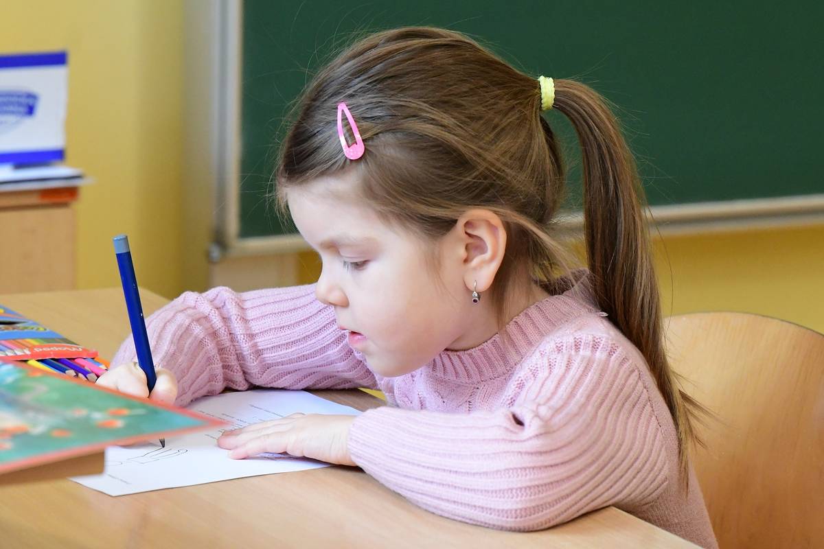 K zápisům do prvních tříd základních škol zřizovaných městem Litoměřice přišlo v letošním roce dohromady 430 předškoláků. Jedná se však číslo, které neodpovídá reálnému počtu dětí, které v září do lavic v prvních třídách skutečně usednou. Důvodem jsou takzvané duplicitní zápisy, tedy stav, kdy je jedno dítě zapsáno k povinné školní docházce na více základních školách současně. Dohromady základní školy zaznamenaly přibližně třicet duplicitních zápisů.  „Duplicitní zápisy nám přijímání dětí velmi komplikují. Musíme řešit a dohledávat, kde je jaké dítě přihlášeno, a na kterou školu reálně v září nastoupí,“ upozornila Klára Moščicová, vedoucí Odboru školství, kultury, sportu a památkové péče Městského úřadu v Litoměřicích s tím, že z tohoto důvodu není zatím možné stanovit skutečný počet budoucích prvňáčků na jednotlivých školách. Zatímco ZŠ Masarykova, ZŠ Boženy Němcové, ZŠ U Stadionu a ZŠ Havlíčkova otevřou klasicky dvě první třídy, ZŠ Ladova a ZŠ Na Valech otevřou v novém školním roce pro velký zájem tři první třídy. Přípravnou třídu pro děti s odkladem školní docházky otevře ZŠ Havlíčkova. V loňském roce přišlo k zápisům do prvních tříd 460 dětí. Jednalo se o číslo, které bylo rovněž ovlivněno duplicitními zápisy. Do prvních tříd v šesti základních školách zřizovaných městem nakonec nastoupilo 1. září 320 prvňáčků. Dalších 34 pak do soukromých škol.   {gallery}02026/zapisy_zs{/gallery}