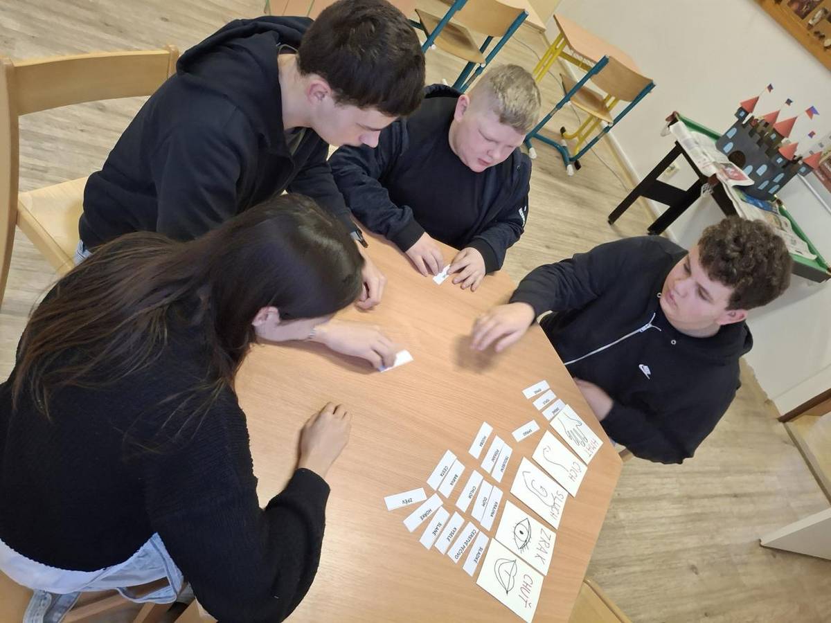 Smysly jsou základními mechanismy, které nám umožňují vnímat a reagovat na své okolí. Proto jsme se ve středu 21. 1. této oblasti v našem projektu věnovali.