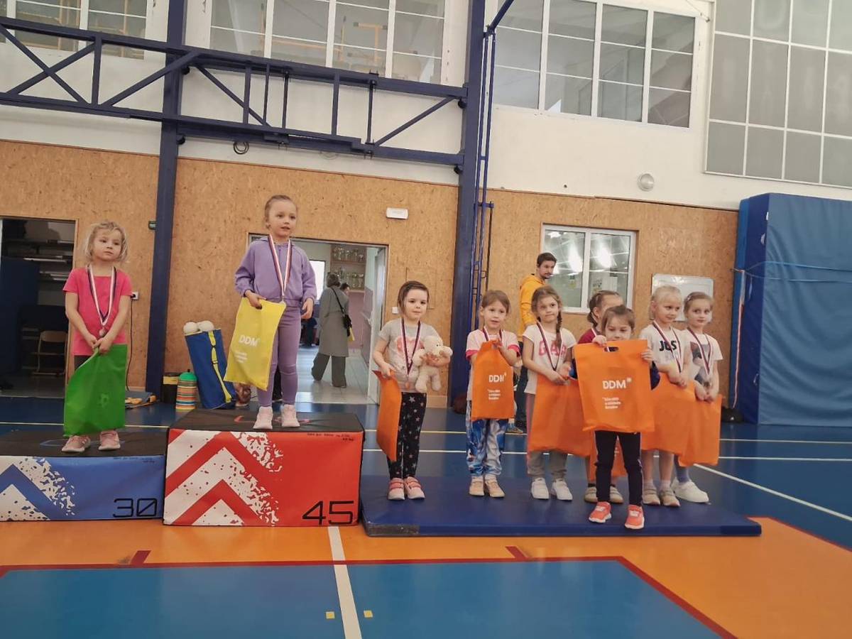 V sobotu 28. února 2026 uspořádal Dům dětí a mládeže Benešov ve Sportovní hale ZŠ Jiráskova, Benešov „Halové závody v lehké atletice“ pro děti narozené v roce 2015 a mladší.