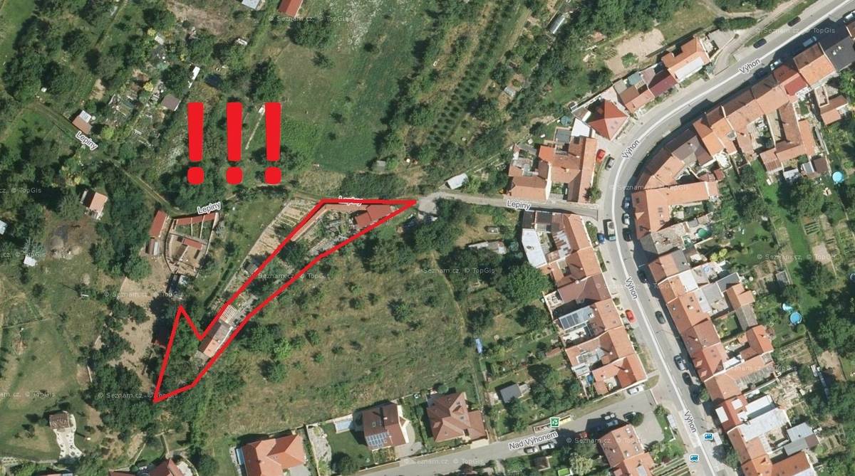 POZOR - NEBEZPEČNÝ PES V LOKALITĚ LEPINY  Vážení občané, dnes došlo k dalšímu případu napadení psem v lokalitě Lepiny! Jedná se již o několikátý incident v této oblasti, na který jsme v minulosti opakovaně upozorňovali! Situace je velmi vážná a opakované události potvrzují, že se nejedná o ojedinělý případ. Žádáme všechny občany, aby v lokalitě Lepiny dbali zvýšené opatrnosti, zejména při pohybu s dětmi nebo při venčení vlastních psů!  Doporučujeme vyhýbat se místu, kde k napadením dochází, a v případě zaznamenání volně pobíhajícího agresivního psa neprodleně kontaktovat Policii ČR! Celá záležitost je řešena s příslušnými orgány a zainteresovanými osobami. Předpokládá se, že situace by se měla vyřešit do konce března. Děkujeme za spolupráci a žádáme vás o zvýšenou obezřetnost při pohybu v této lokalitě!