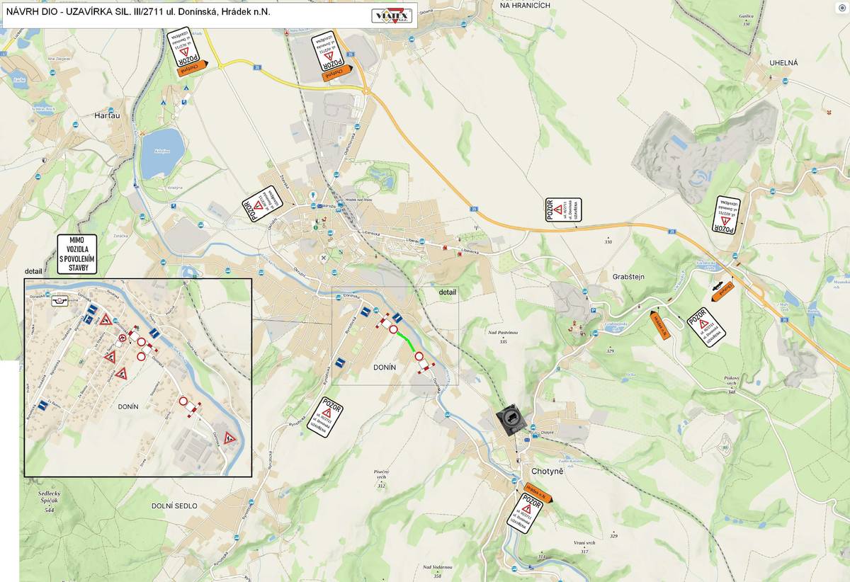 Silnice III/2716 – Rynoltická Dnes /2. 3. 2026/ bylo protokolárně předáno staveniště k výše uvedené akci. Jedná se o investici Libereckého kraje. Od úterka /3. 3. 2026/ by mělo probíhat plánované kácení v celém úseku -  provoz bude řízen semafory, popř. pověřeným pracovníkem. Od 1. dubna by se měly začít realizovat stavební práce ze směru od Rynoltic. Předpokládá se plná uzávěra, hlavní objízdná trasa do Hrádku nad Nisou povede přes Bílý Kostel. Práce by měly trvat do listopadu 2026 a poté se plánuje zimní přestávka (předpoklad dosažení úseku Horní Sedlo). Práce v katastru města budou zahájeny až od roku 2027 směr od Horního Sedla až k Rynoltické ulici a související stavba chodníků v  Rynoltické ulici včetně opravy autobusových zastávek.  Kanalizace Donín Od 4. do 15. března 2026 by se mělo začít pracovat na výměně vodovodních přípojek k jednotlivým nemovitostem v Sousedské ulici, ve spolupráci se Severočeskou servisní (SčVk) - středisko Hrádek nad Nisou. Od 16. března se zruší objízdná trasa Sousedská – Strmá. Od 16. března dojde k zahájení stavebních prací v Donínské ulici (Stoka C) – předpokládá se plná uzávěra, objízdná trasa viz. přiložené DIO, vjezd bude možný pouze pro rezidenty. Předpoklad dokončení stavebních prací na kanalizaci je srpen 2026, v září se pak ještě plánuje oprava komunikací –  asfaltování.  Oprava opěrné zdi Chotyně  Od 14. září2026 se předpokládá zahájení realizace investice Krajské správy silnic Libereckého kraje na opěrné zdi v Chotyni ( u lávky). Realizace by měla trvat 6–8 týdnů. Měla by plynule navázat na opravu komunikací po kanalizaci.