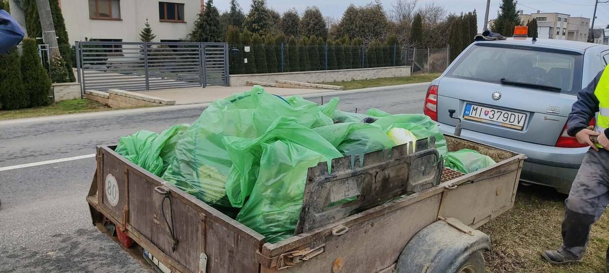 V pondelok 2.3.2026 zrealizovali zamestnanci obce zber odpadu z priekop okolo cesty II/554 pred obcou a za obcou Nižný Hrušov až po hranicu katastrálneho územia. Vyzbierané množstvo odpadu môžete vidieť na priložených fotografiách. Odpad z priekop odvezie a zlikviduje Správa a údržba ciest Prešovského samosprávneho kraja, stredisko Vranov nad Topľou.