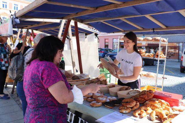 Po zimní pauze se na Masarykovo náměstí vrací tradiční farmářské trhy. Zájemci si mohou do kalendáře poznačit tato data: 12. března, 2. dubna, 14. května, 11. června, 10. září, 8. října, 29. října a 12. listopadu. „Trhy se budou konat vždy od 9 do 16 hodin. Sortiment bude tradiční – chleba, pečivo, frgály, vlčnovské vdolečky, sýry, uzeniny, džemy, med, koření, bylinné sirupy, keramika, proutěné zboží a další rukodělné výrobky,“ řekla Jana Neradilová ze Zemědělského svazu Přerov, který akci ve spolupráci s městem organizuje.