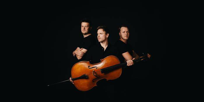 Pavel Čadek je mladý český písničkář doprovázející se na violoncello - je tak jediný svého druhu. Má za sebou 4 vydaná alba, desítky videoklipů a společné písně například s Xindlem X, Pokáčem, Michalem Horákem, Tali nebo Terezií Kovalovou. Jeho třetí album Stepní vlk získalo nejužší nominaci na cenu Anděl v kategorii Folk. Do nejširšího povědomí se dostaly písně Nestíhám, Utekla mi s ajťákem nebo například Prsa (duet s Michalem Horákem od Pana Fenka). Ač se jedná bez výjimky o humorné písně, velkou část publika si Pavel Čadek získává svou vážnější či lyrickou tvorbou, kterou při vystoupeních vkusně střídá s humorem.  Úcellovou skupinu tvoří Pavlovi spoluhráči - akordeonista Ondřej Zámečník a bubeník Adam Sikora. Název Úcellová vychází z faktu, že hrají u cella.