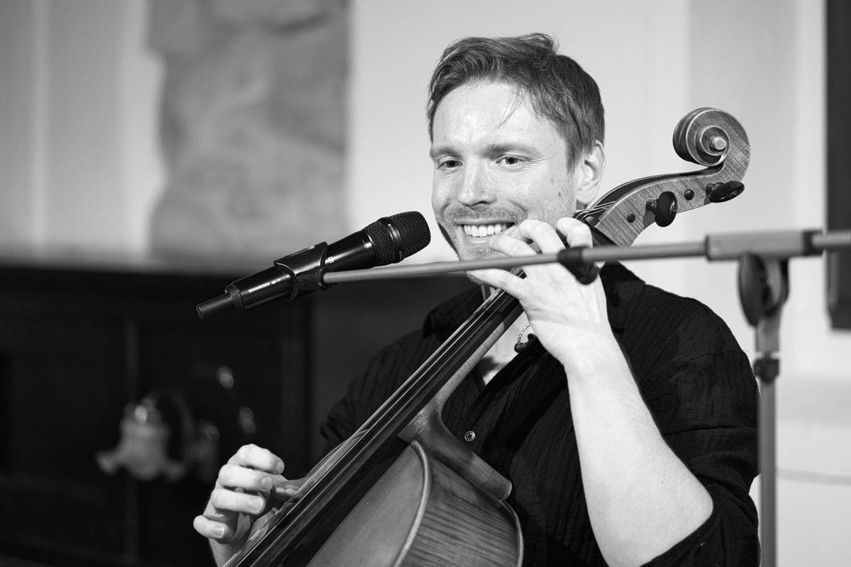 V pátek 27. února 2028 se v Knihařství a Písařství Oujeský uskutečnil koncert Pavla Čadka. Návštěvníci si užili pohodovou atmosféru večera plného hudby a přátelského setkání. Fotil Oto Matal.