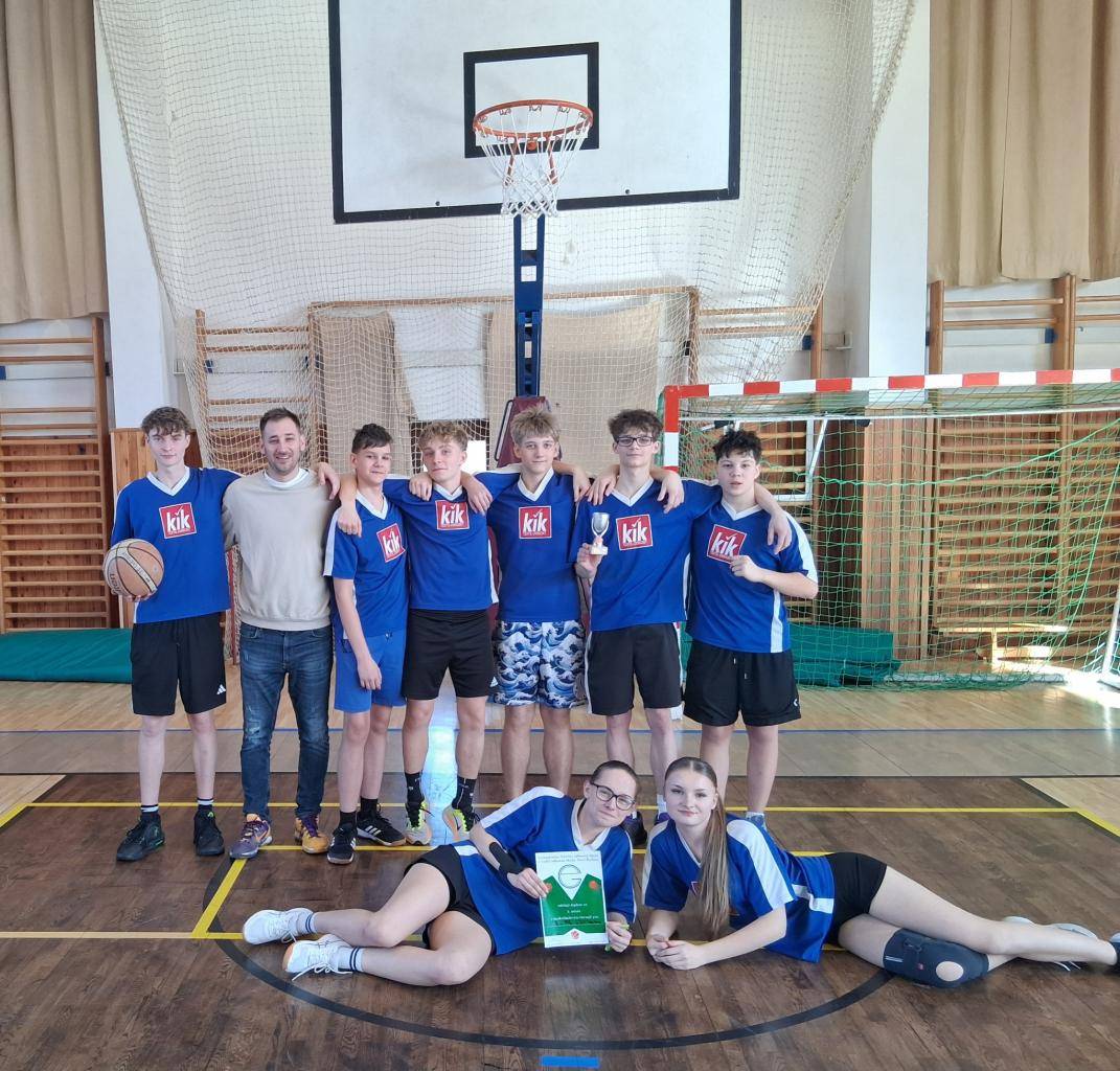 Dne 26. února 2026 se naši žáci zúčastnili basketbalového turnaje v Novém Bydžově. V konkurenci sedmi škol obsadili skvělé 2. místo. Nejlepším hráčem turnaje byl vyhlášen Štěpán Mojžíš.  Děkujeme týmu za výbornou reprezentaci školy.