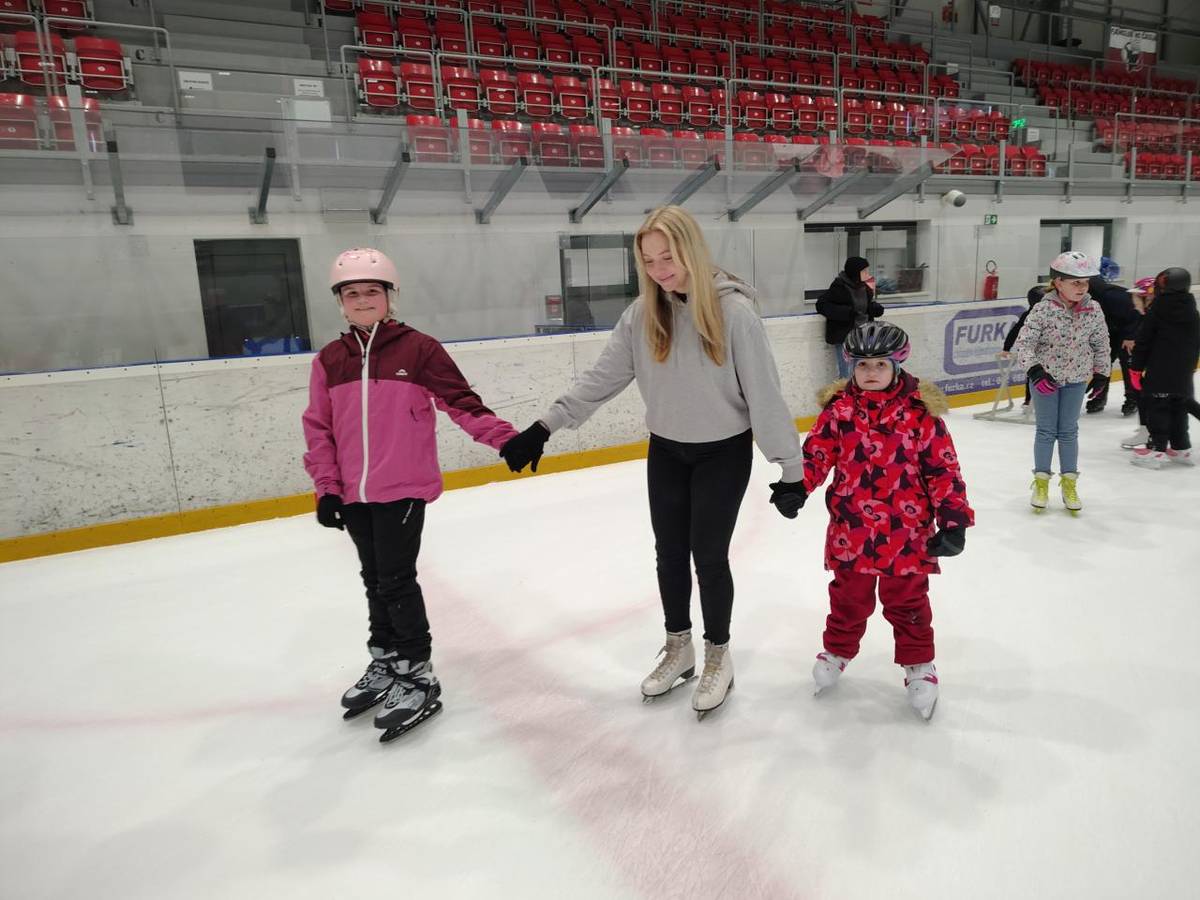 V pátek 27. 2. jsme vyrazili na poslední bruslení a parádně jsme si ho užili. Děti se v bruslení ohromně zlepšily, k čemuž přispěla i letošní zima. Zamrzlé rybníky umožnily dětem pilovat techniku a tak jsme nevycházeli z údivu, jaké máme ve škole opravdu výborné bruslaře :-). Tak zase za rok...