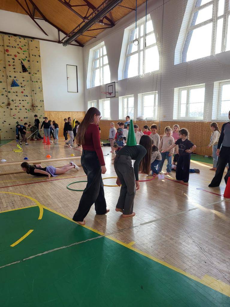 V pátek 20.2.2026 se tělocvična na naší škole proměnila v místo plné pohybu, radosti a týmového ducha. Proběhlo zde družinové netradiční sportování, kterého se zúčastnily děti z prvního stupně.