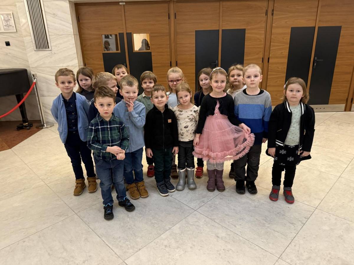 Dnes jsme s dětmi třídy Sluníčka navštívili Kulturní dům Trisia kde na nás čekalo divadelní představení s názvem Dášeňka.